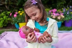 MATTEL MY GARDEN BABY - POUPON BÉBÉ PAPILLON FRAISE SE RÉGALE -Jouet Soldes e74dc91d4fdb3456cfd381389a54e92fa00abe30 41000598 06